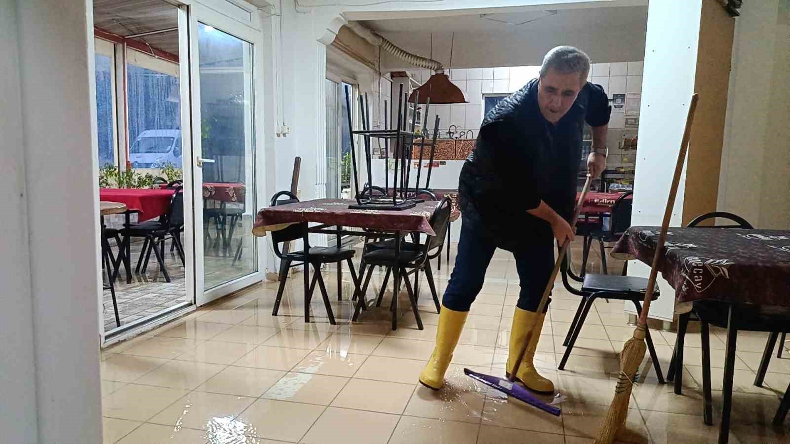 edirnede saganak hayati olumsuz etkiledi bazi ev ve is yerlerini su basti 4 d3wdw9hM