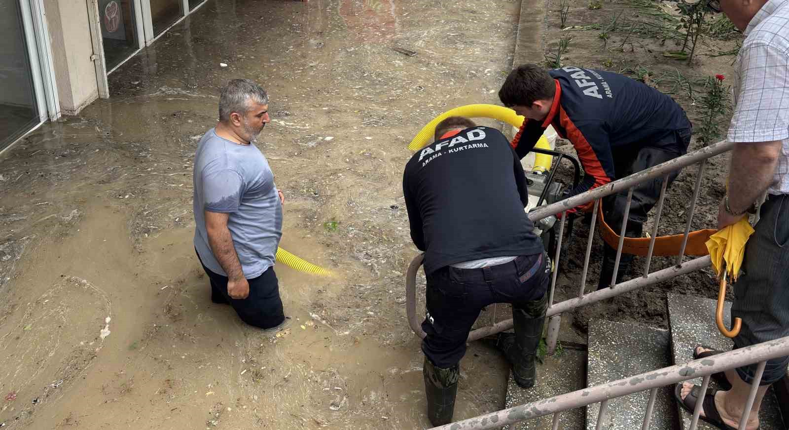 edirnede saganak is yerlerini su altinda birakti 0