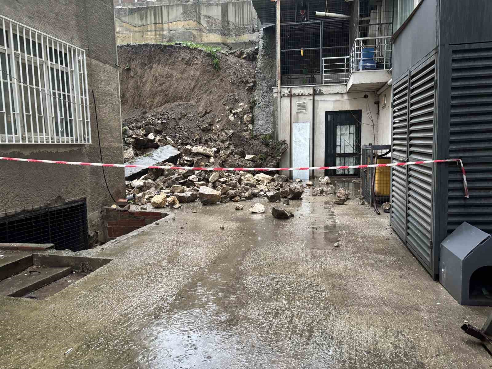edirnede saganak sonrasi istinat duvari coktu balkonlar zarar gordu 1