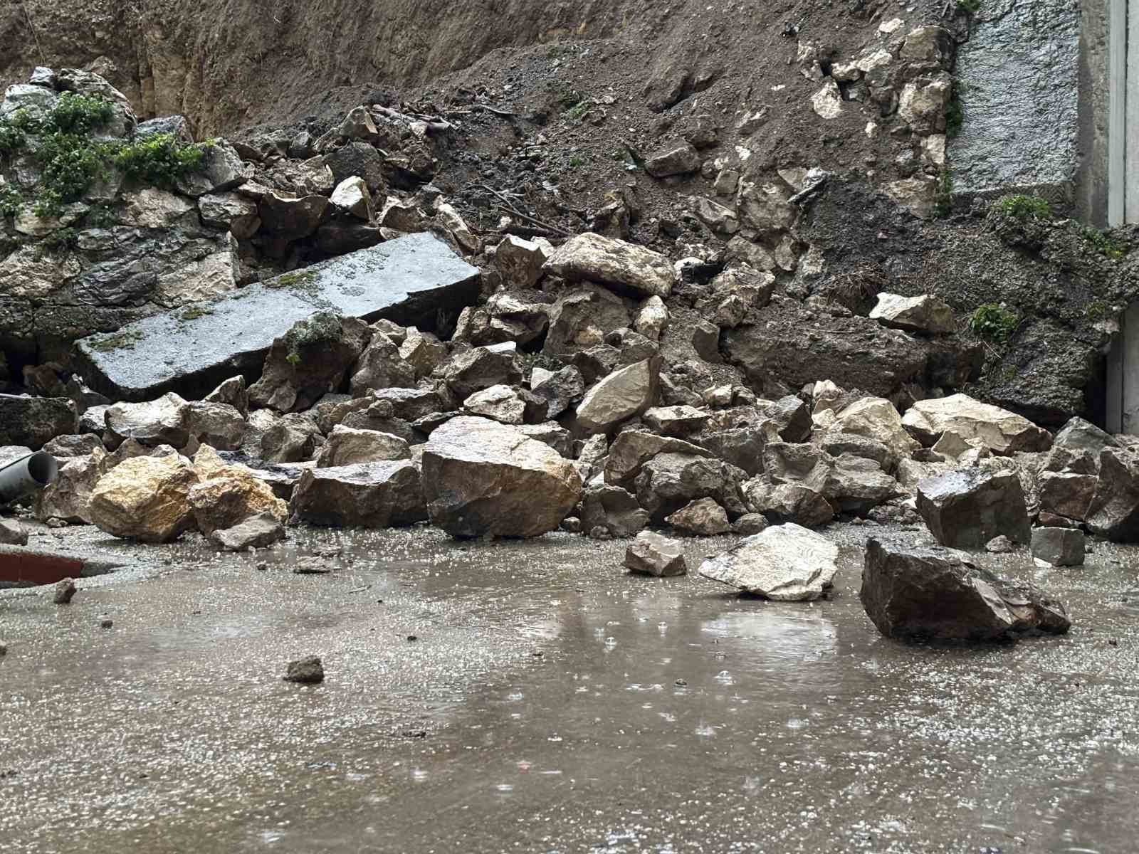 edirnede saganak sonrasi istinat duvari coktu balkonlar zarar gordu 2 pLdWTr3N