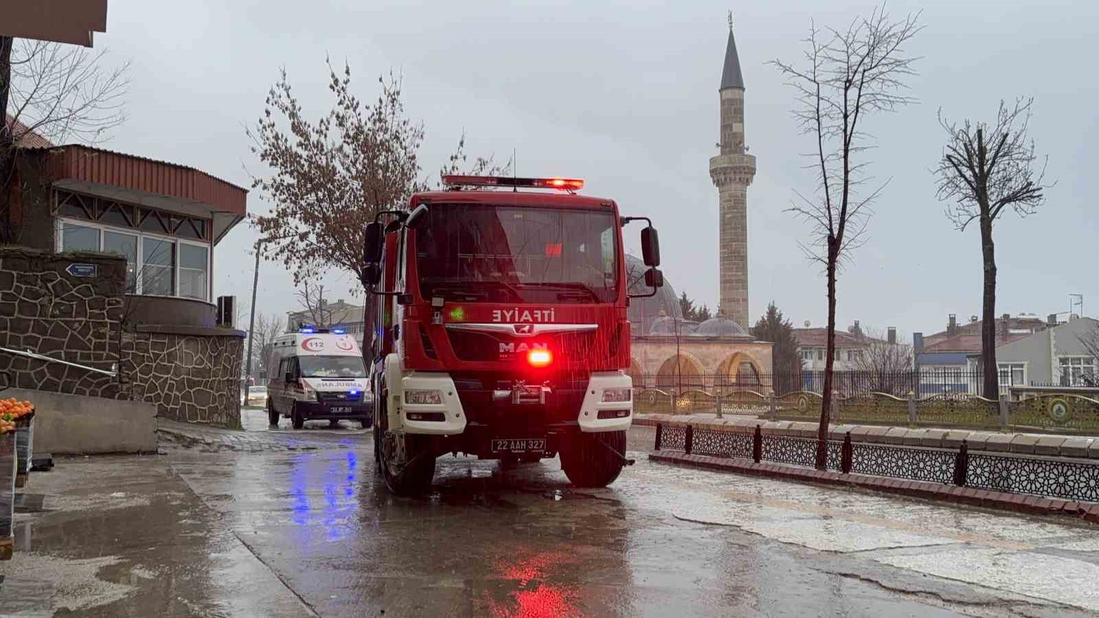 edirnede saganak sonrasi istinat duvari coktu balkonlar zarar gordu 3