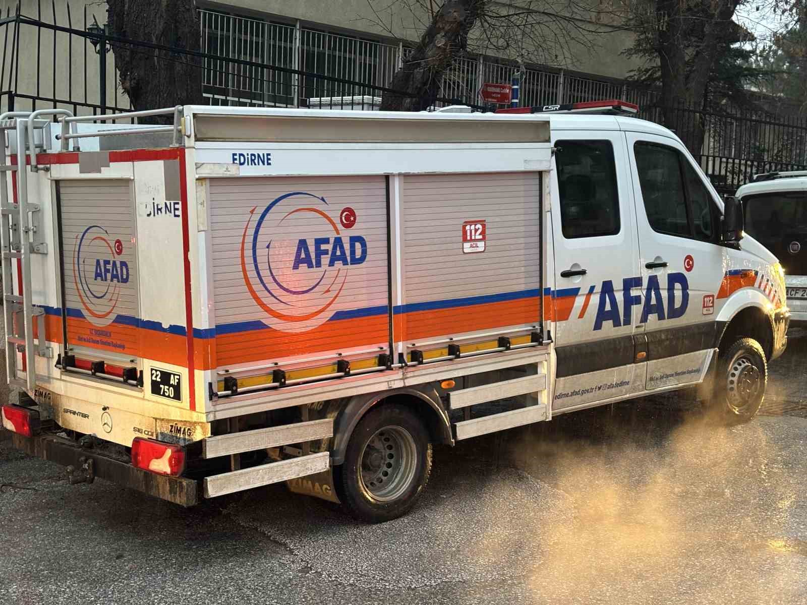 edirnede saganak sonrasi istinat duvari coktu balkonlar zarar gordu 4 QRGrtEnA