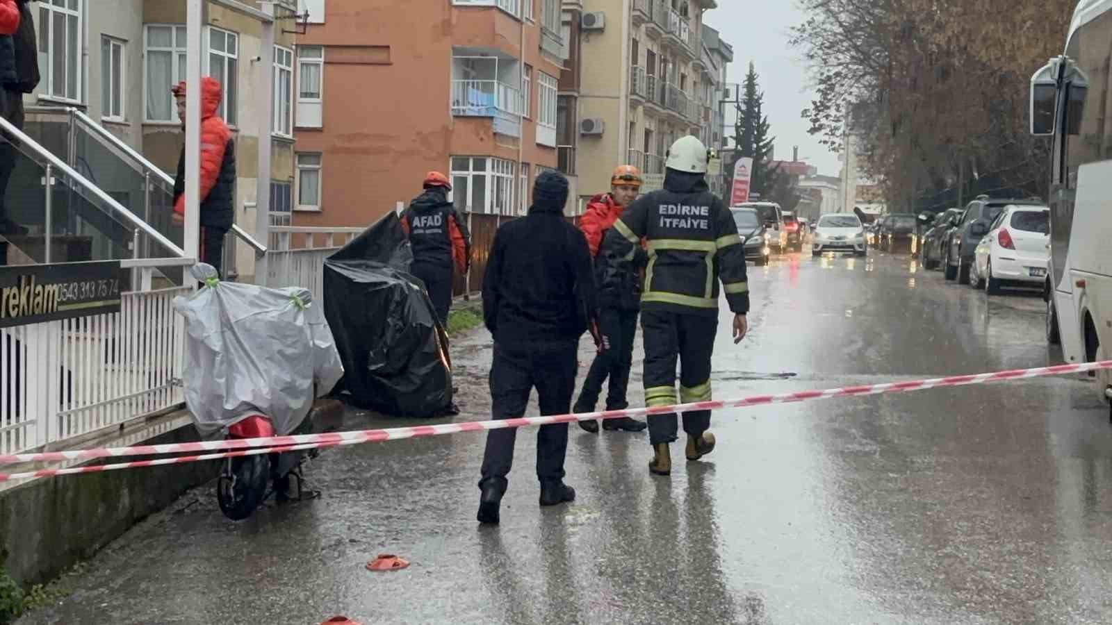 edirnede saganak sonrasi istinat duvari coktu balkonlar zarar gordu 5 ie6GKZmT