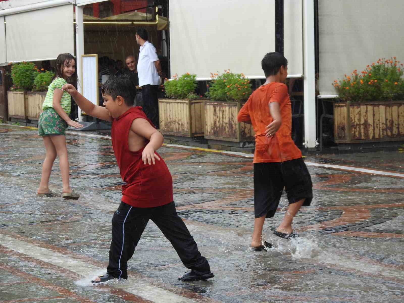 Edirne’de sağanak sürprizi: Büyükler kaçtı, çocuklar dans etti 4 edirnede saganak surprizi buyukler kacti cocuklar dans etti 0 1lpfmKys