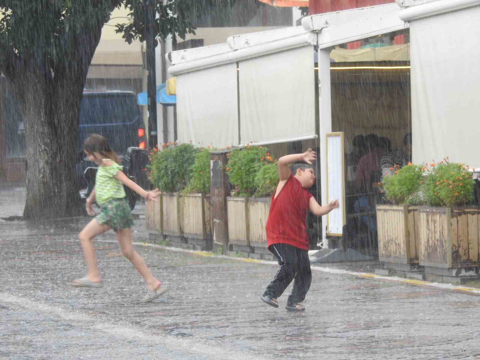 Edirne’de sağanak sürprizi: Büyükler kaçtı, çocuklar dans etti 6 edirnede saganak surprizi buyukler kacti cocuklar dans etti 2 dABlhnvv