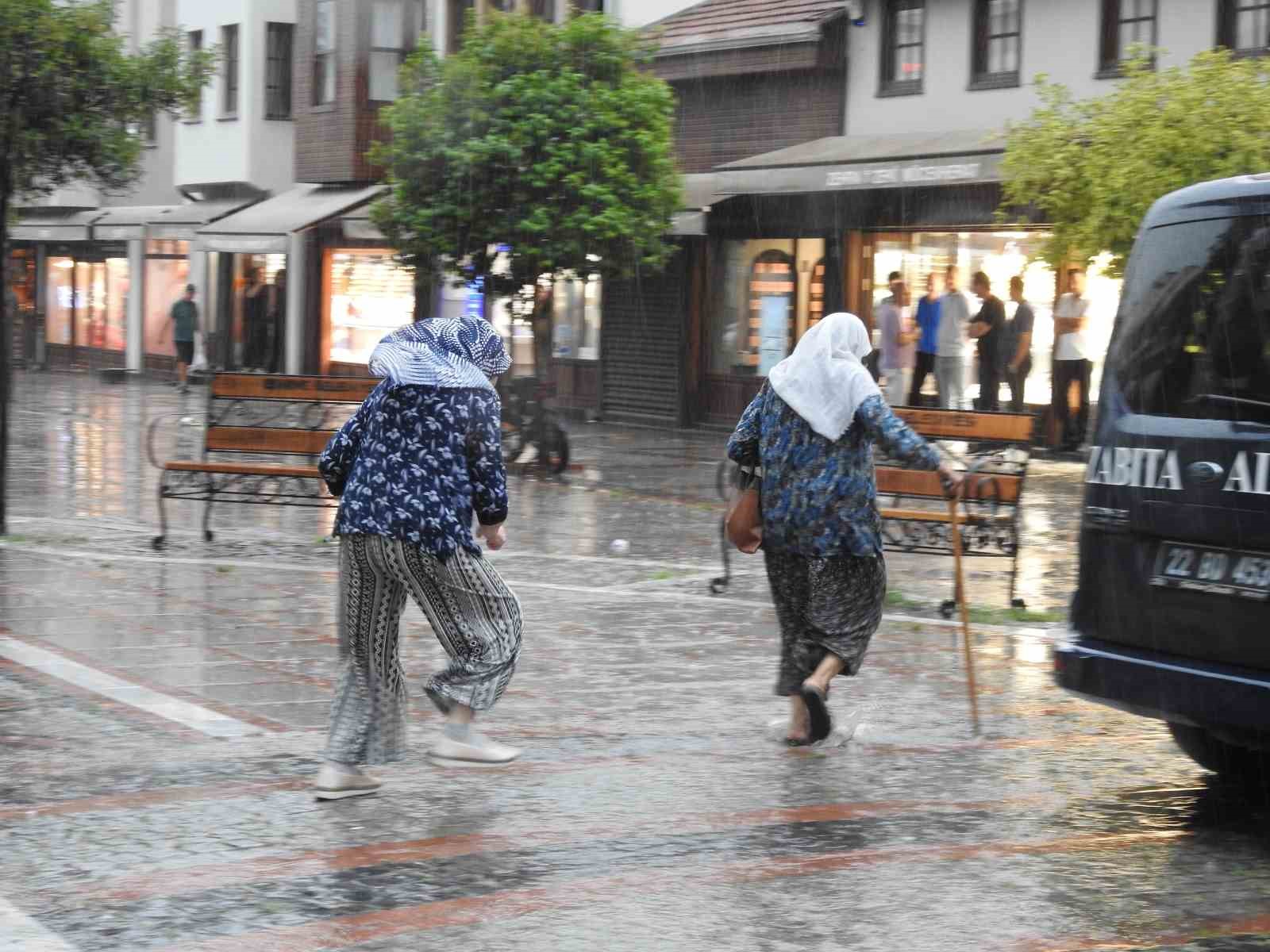 Edirne’de sağanak sürprizi: Büyükler kaçtı, çocuklar dans etti 7 edirnede saganak surprizi buyukler kacti cocuklar dans etti 3 EgpABsVv