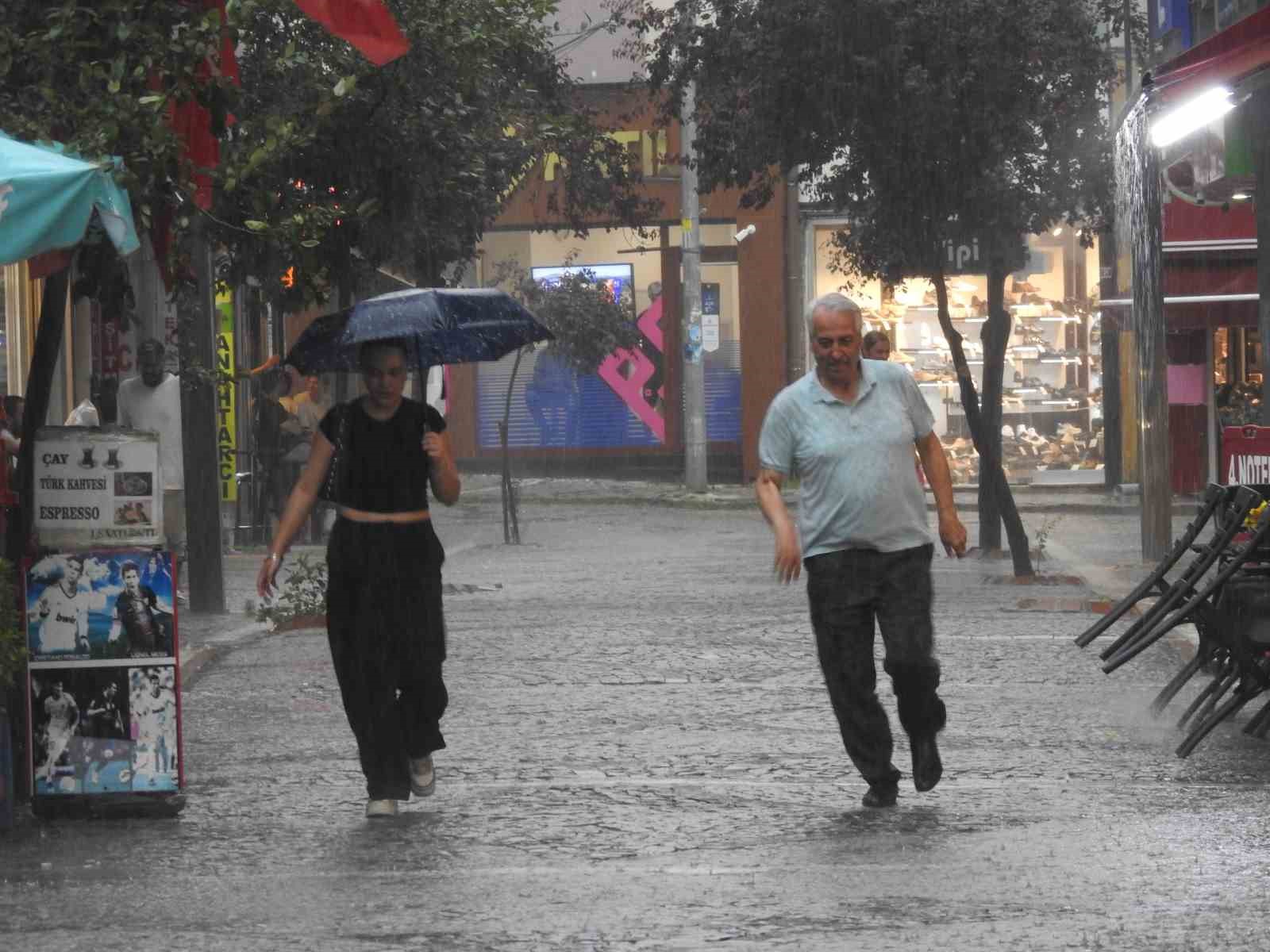Edirne’de sağanak sürprizi: Büyükler kaçtı, çocuklar dans etti 10 edirnede saganak surprizi buyukler kacti cocuklar dans etti 6 5rZsBQi7