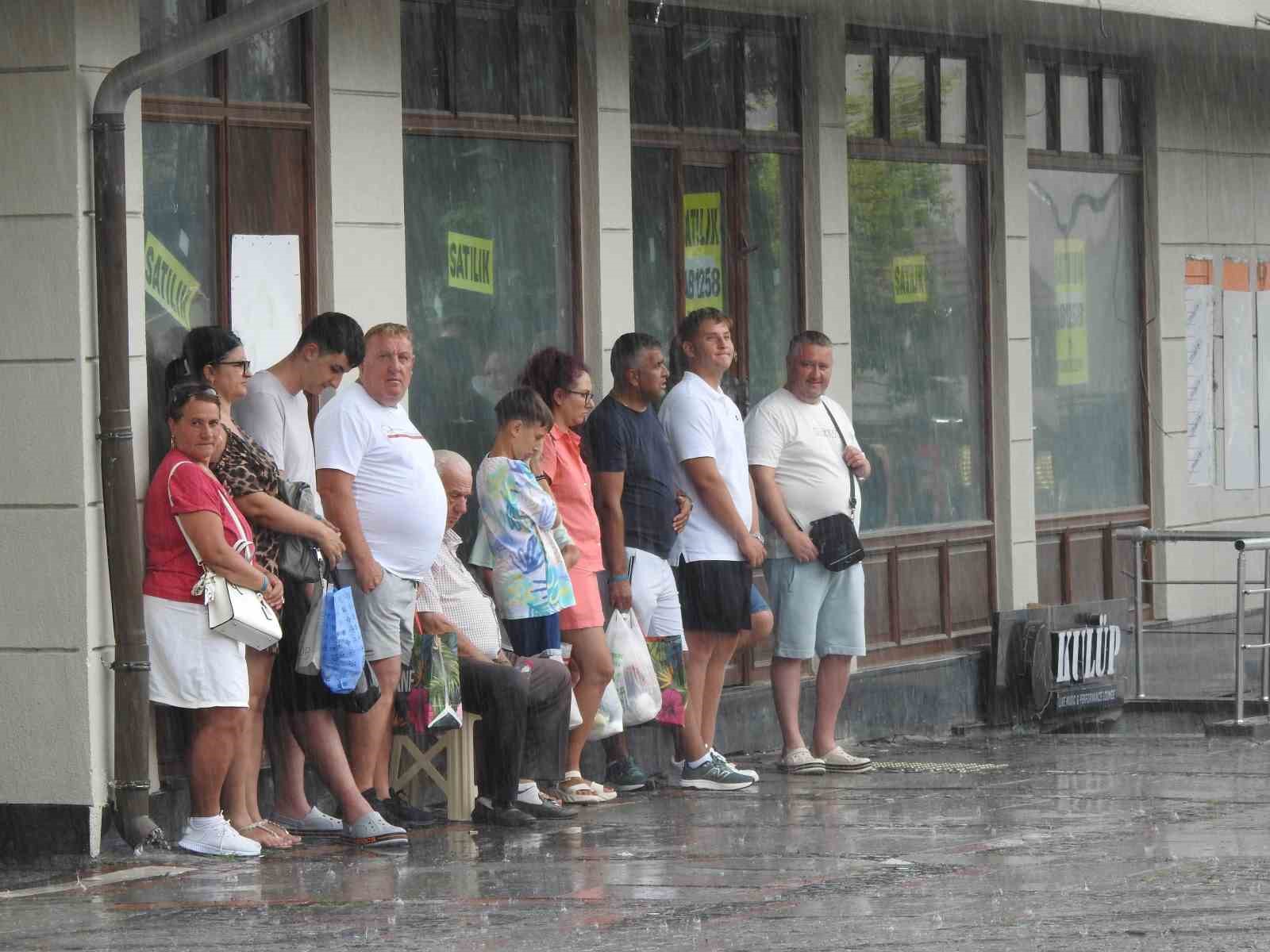 Edirne’de sağanak sürprizi: Büyükler kaçtı, çocuklar dans etti 11 edirnede saganak surprizi buyukler kacti cocuklar dans etti 7 VDPGEwlz