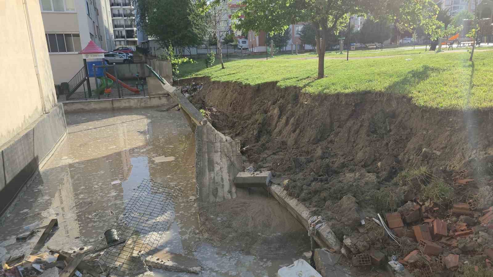 edirnede saganak ve dolu hayati felc etti is yerleri sular altinda kaldi 5 wEqPeK4m