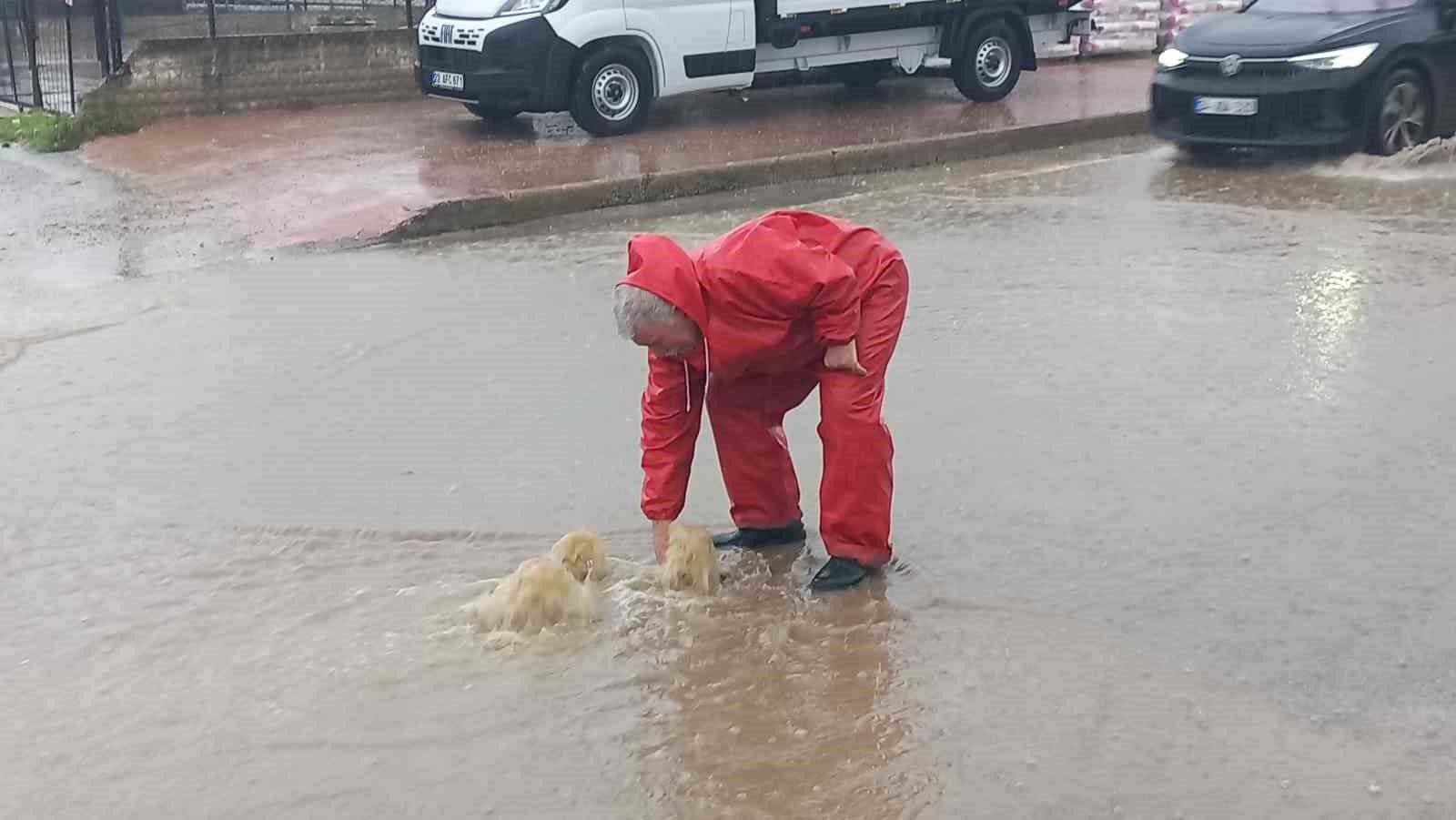 edirnede saganak yagis cadde ve sokaklar gole dondu 3 SrJLG23p