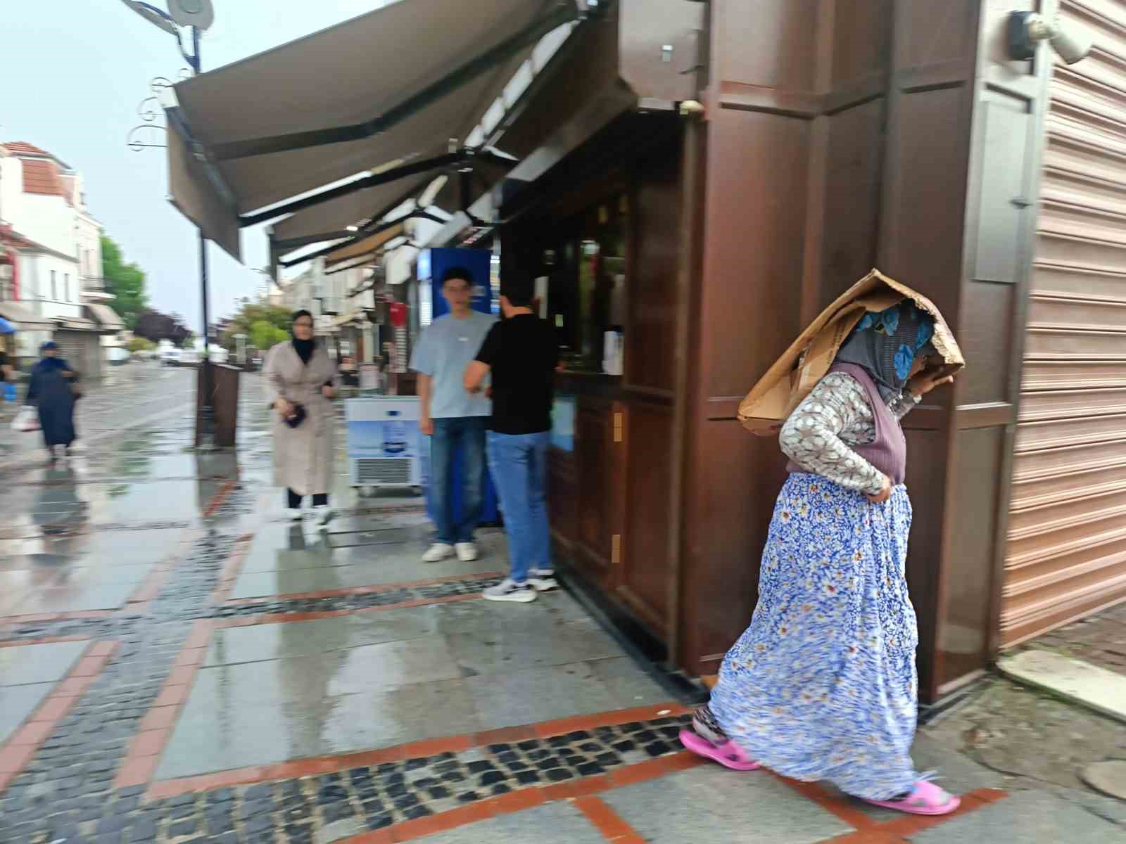 edirnede saganak yagis vatandaslar karton ve posetle yagmurdan korunmaya calisti 0 4nB53WBn