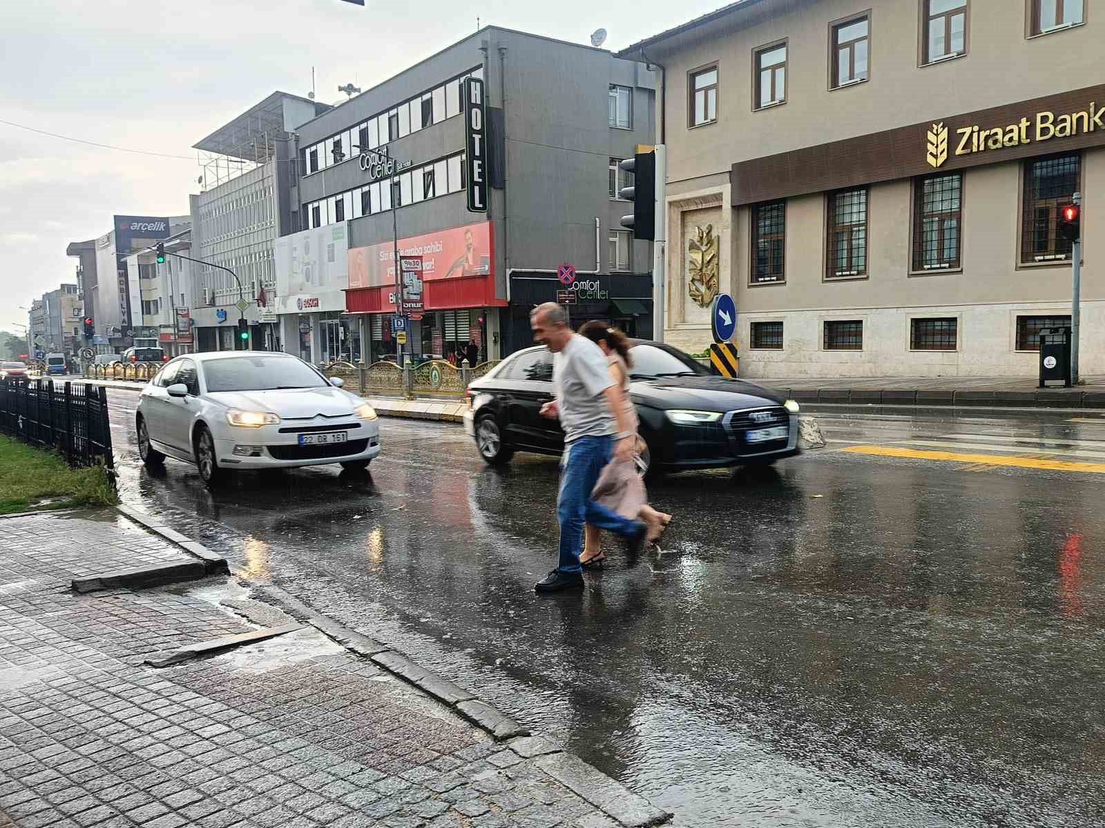 edirnede saganak yagis vatandaslar karton ve posetle yagmurdan korunmaya calisti 1 1CNyzqFs