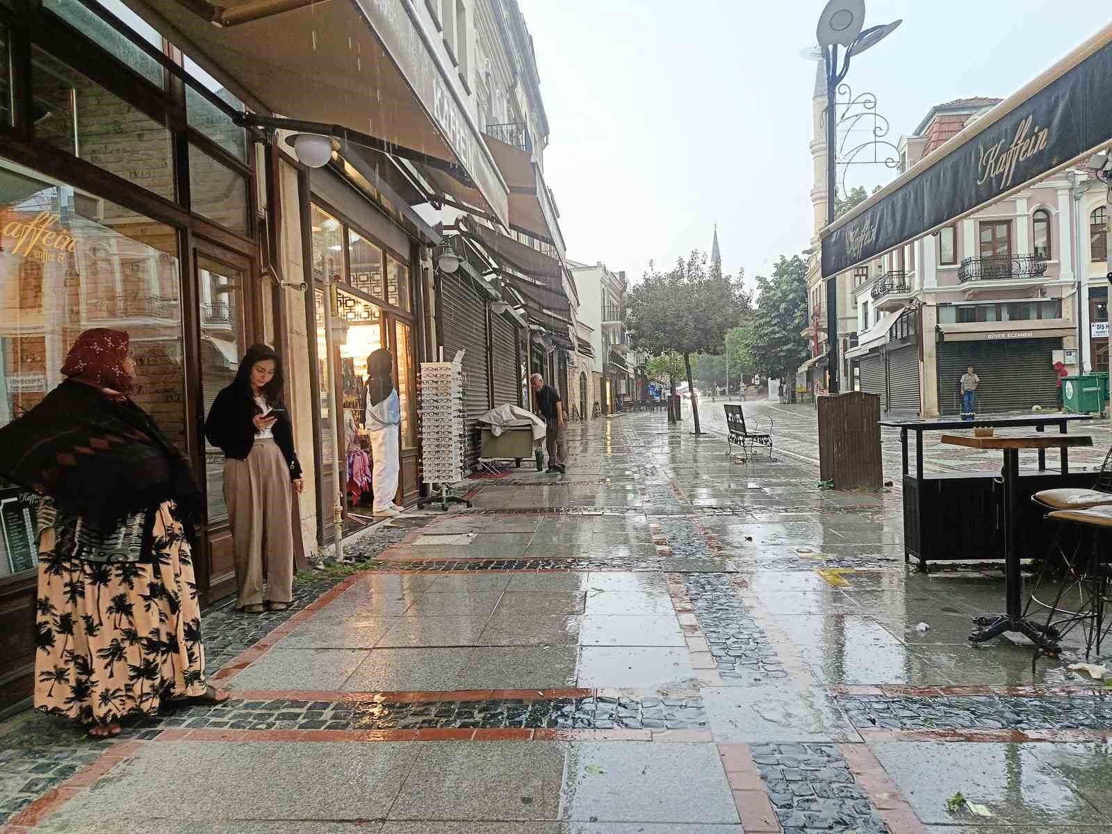 edirnede saganak yagis vatandaslar karton ve posetle yagmurdan korunmaya calisti 2 rZpH4TTV