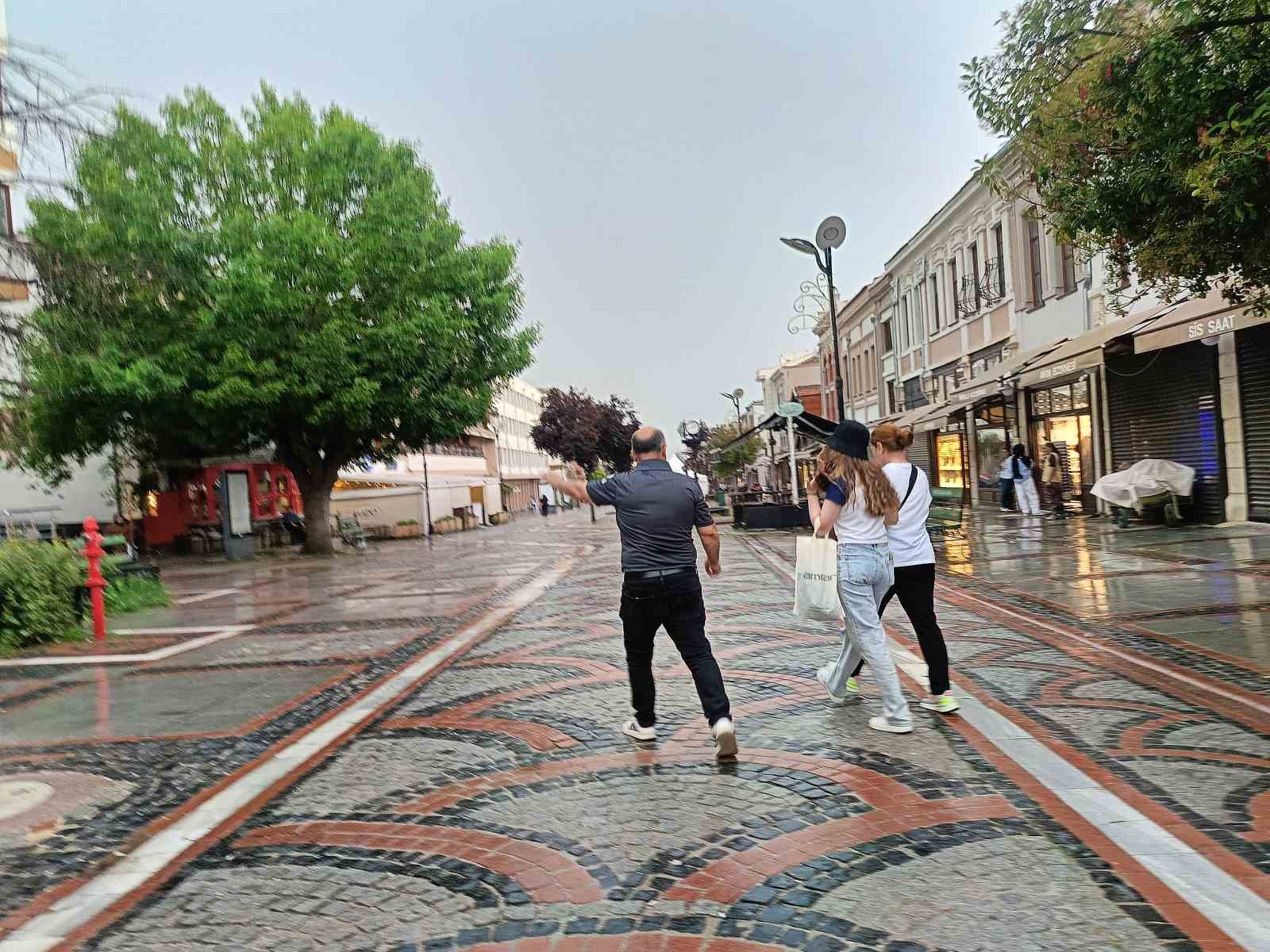 edirnede saganak yagis vatandaslar karton ve posetle yagmurdan korunmaya calisti 3