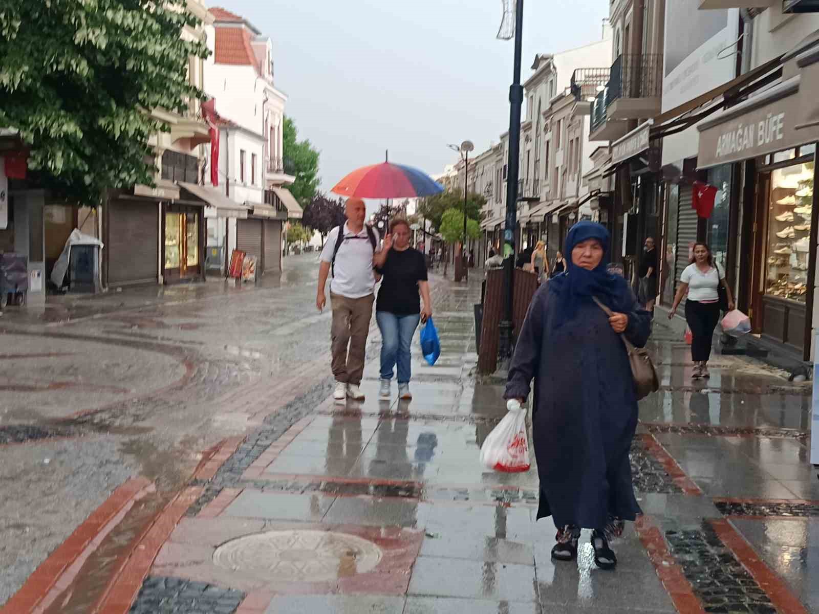 edirnede saganak yagis vatandaslar karton ve posetle yagmurdan korunmaya calisti 4 R7lfLZnw