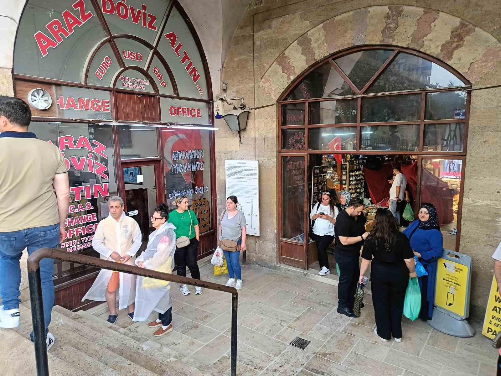 edirnede saganak yagis vatandaslar karton ve posetle yagmurdan korunmaya calisti 5 YJW4etEh