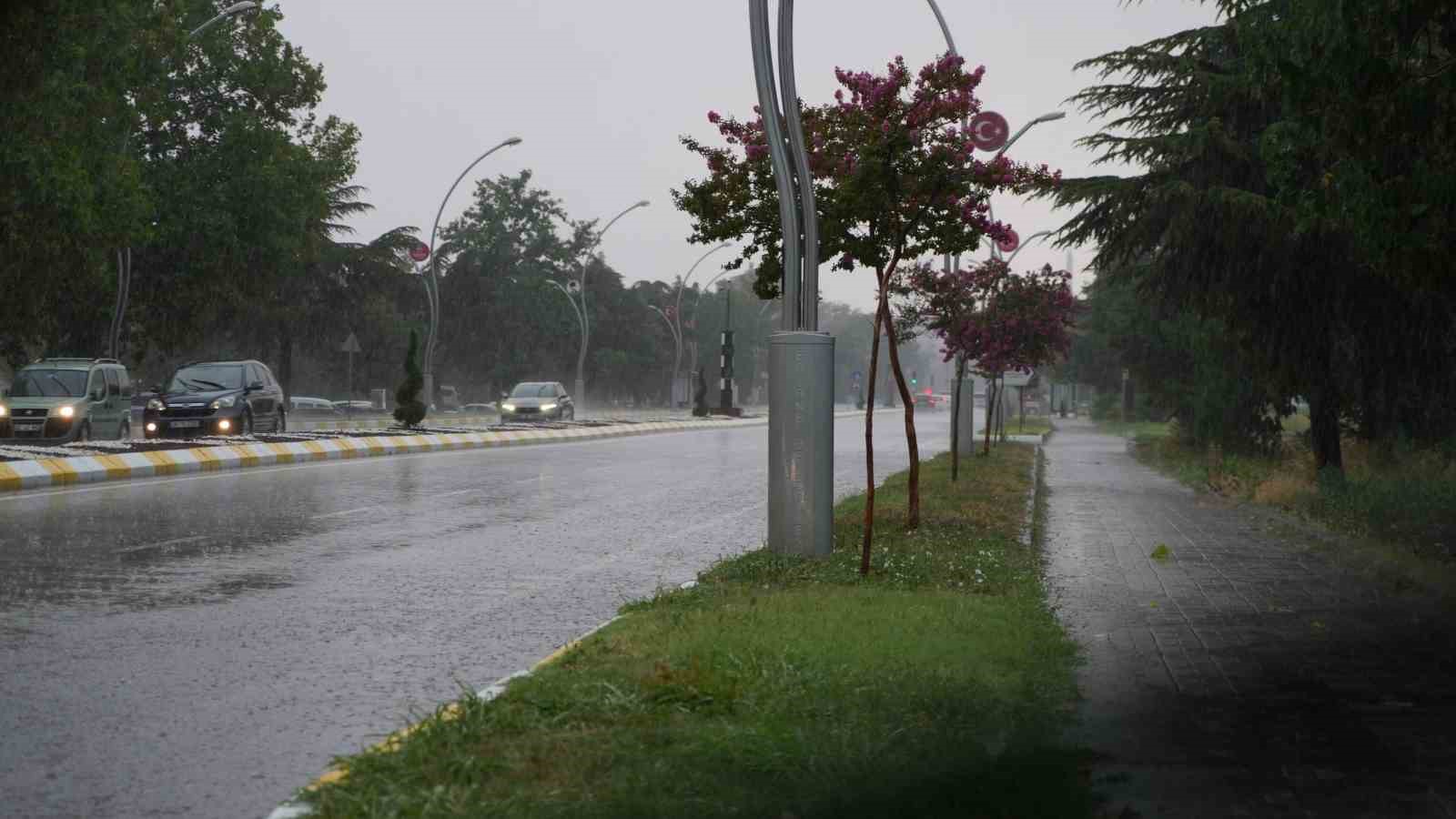 edirnede saganak yagis yollari gole cevirdi 0 HfknBrMU