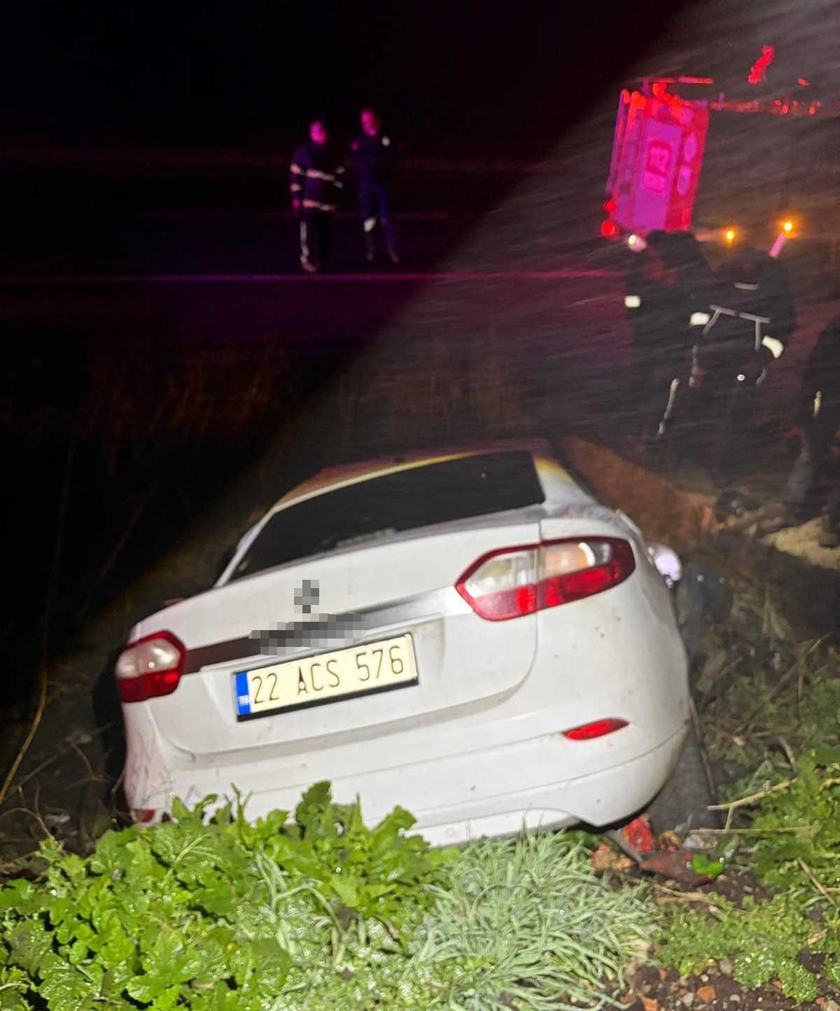 edirnede sarampole devrilen otomobildeki 2 kisi hayatini kaybetti 1 yu5TUdJb