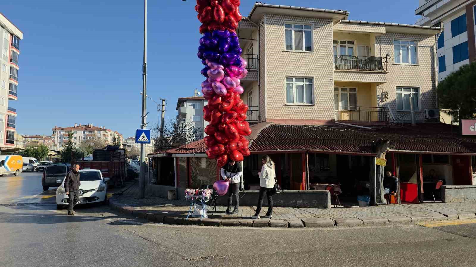 edirnede sevgililer gunu kalpli balon saticilarina yaradi 0 TcM47Muc