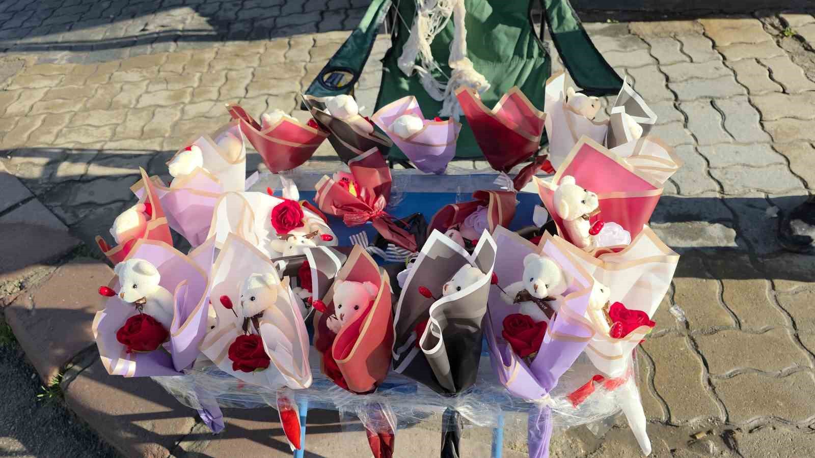edirnede sevgililer gunu kalpli balon saticilarina yaradi 1 mhB7sqWy
