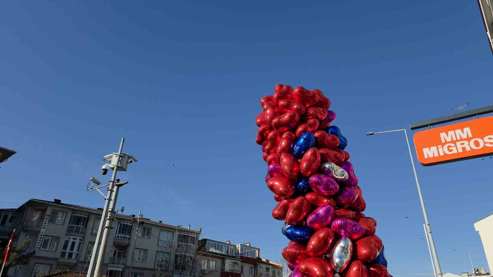 edirnede sevgililer gunu kalpli balon saticilarina yaradi 2 7O8c9AW2