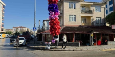 edirnede-sevgililer-gunu-kalpli-balon-saticilarina-yaradi-x6H6McMS.jpg