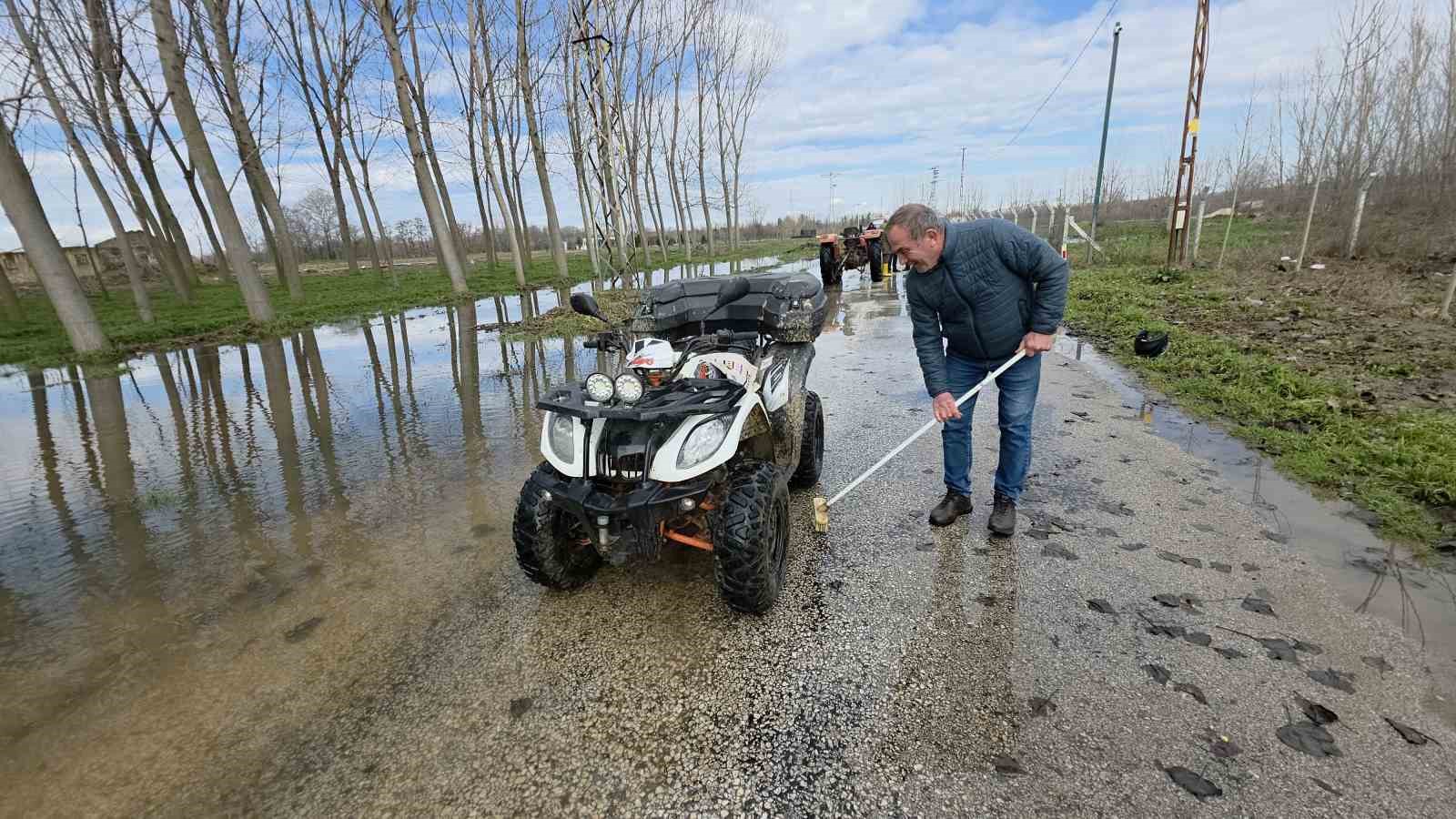 Edirne’de taşkın suları bedava yıkamaya dönüştü: Taşkını fırsata çevirdiler 7 edirnede taskin sulari bedava yikamaya donustu taskini firsata cevirdiler 3 7GXdl5lF