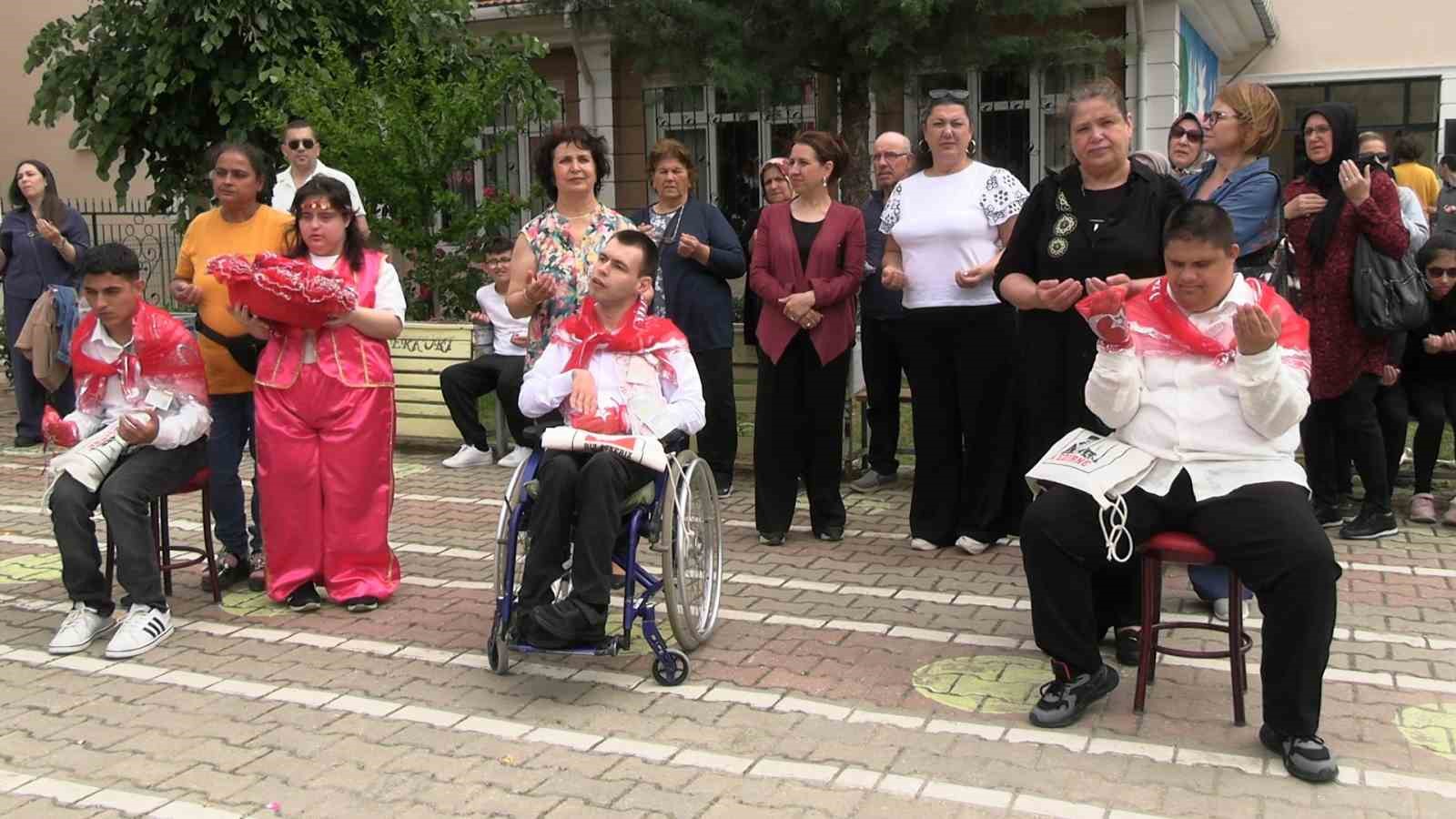 edirnede temsili askerlik toreninde duygu dolu anlar yasandi ozel bireyler askere ugurlandi 0 bHB7Ei8d