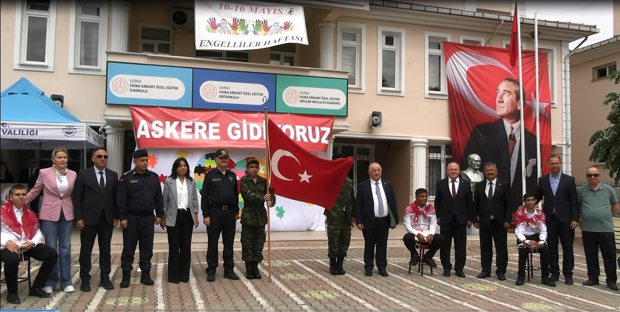 edirnede temsili askerlik toreninde duygu dolu anlar yasandi ozel bireyler askere ugurlandi 1 r7JD6T5j