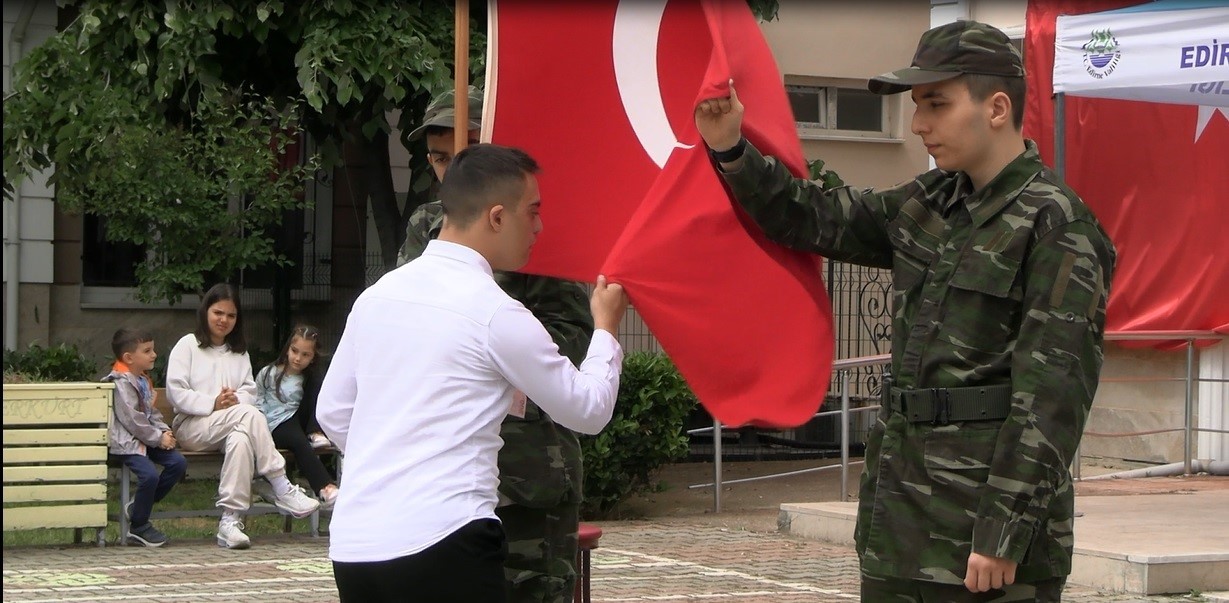 edirnede temsili askerlik toreninde duygu dolu anlar yasandi ozel bireyler askere ugurlandi 2 wjnQrzHF