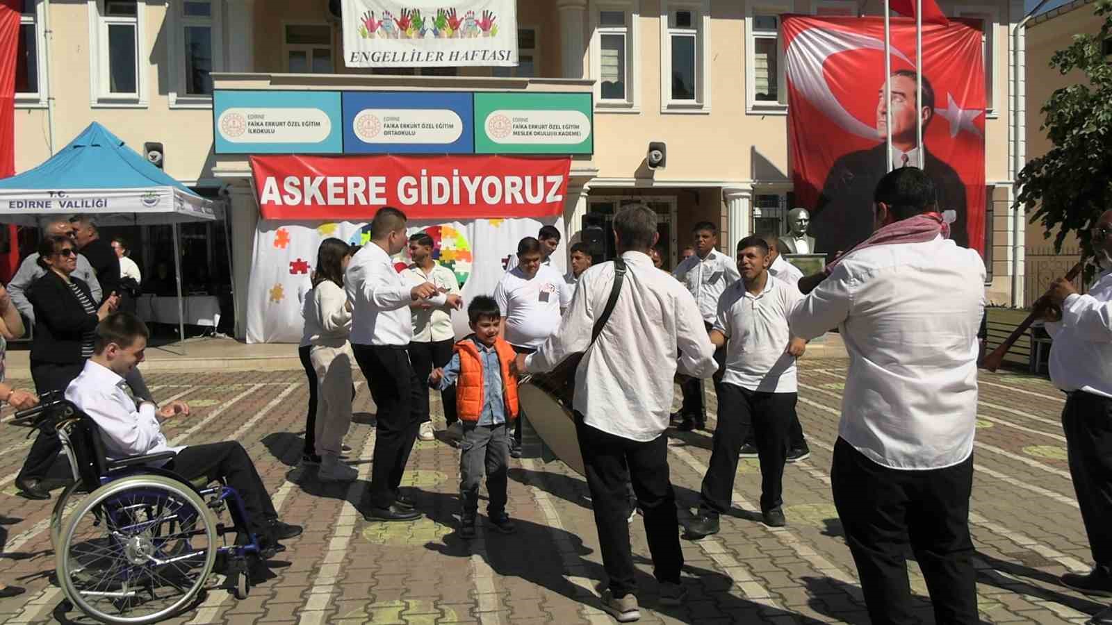 edirnede temsili askerlik toreninde duygu dolu anlar yasandi ozel bireyler askere ugurlandi 3