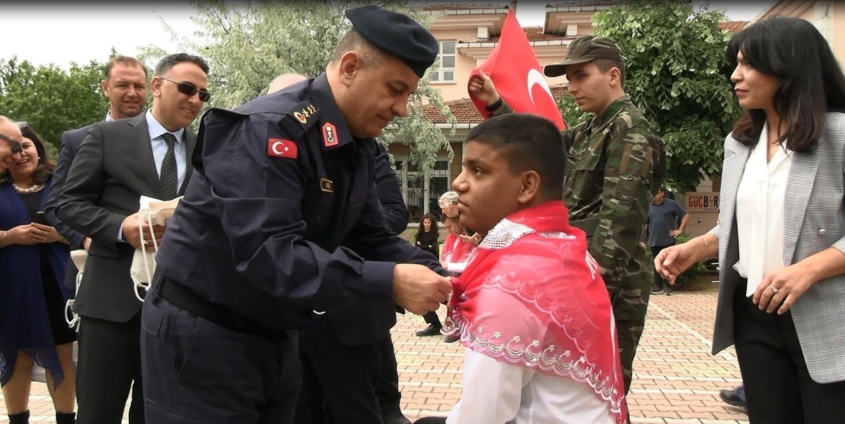 edirnede temsili askerlik toreninde duygu dolu anlar yasandi ozel bireyler askere ugurlandi 6 6Jj3KuT4