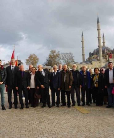 edirnede-ticaret-lisesi-mezunlari-selimiyenin-golgesinde-bulustu-icJyAm8p.jpg
