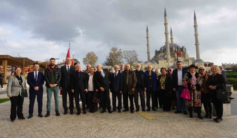 edirnede-ticaret-lisesi-mezunlari-selimiyenin-golgesinde-bulustu-icJyAm8p.jpg
