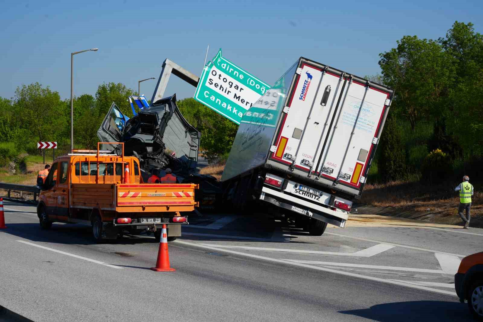 edirnede tir yon tabelasina carpti surucu yaralandi 0 EyjyFmYg