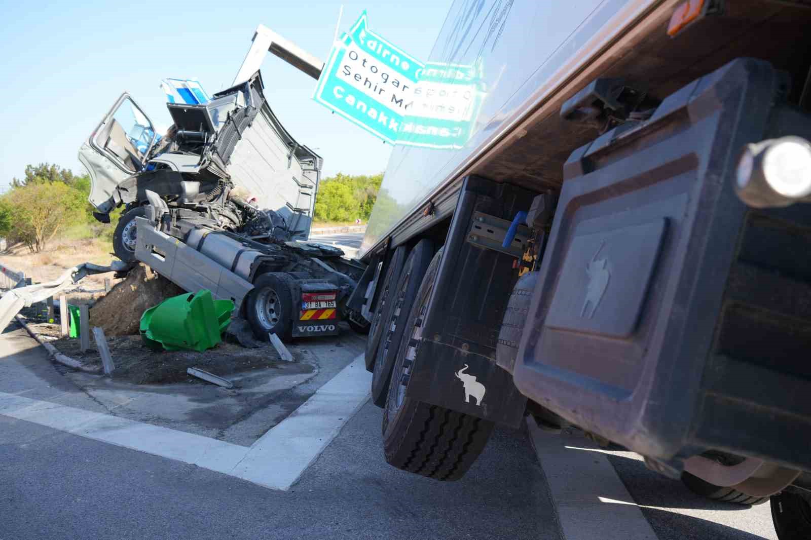 edirnede tir yon tabelasina carpti surucu yaralandi 1 5XtAICy4
