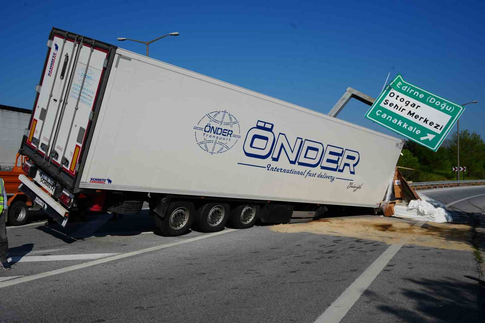 edirnede tir yon tabelasina carpti surucu yaralandi 2 sMXG9lpX