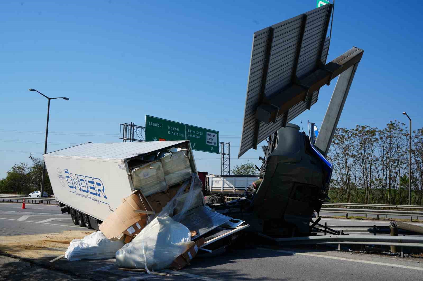 edirnede tir yon tabelasina carpti surucu yaralandi 3 AgLPFEPl