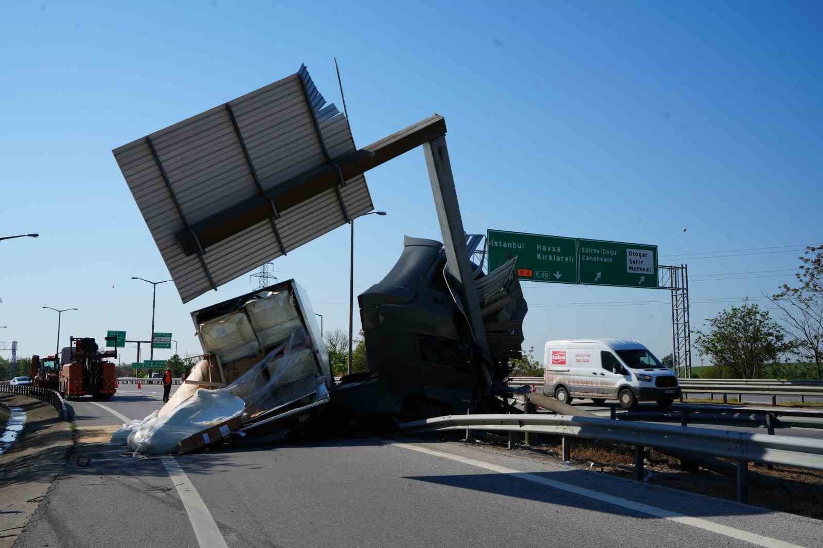 edirnede tir yon tabelasina carpti surucu yaralandi 4 TvcjMmTb