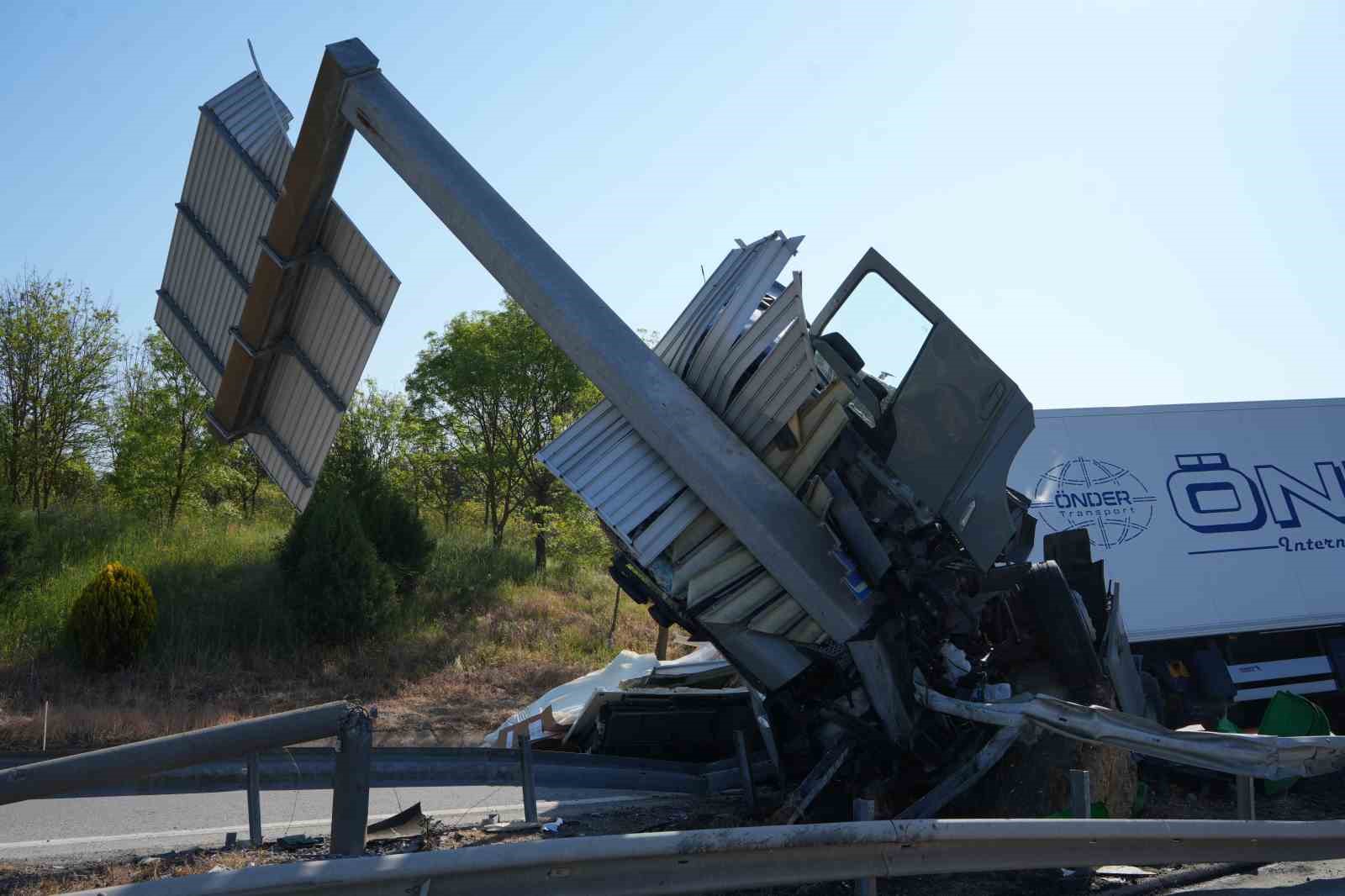 edirnede tir yon tabelasina carpti surucu yaralandi 5 ZlpOSIGc