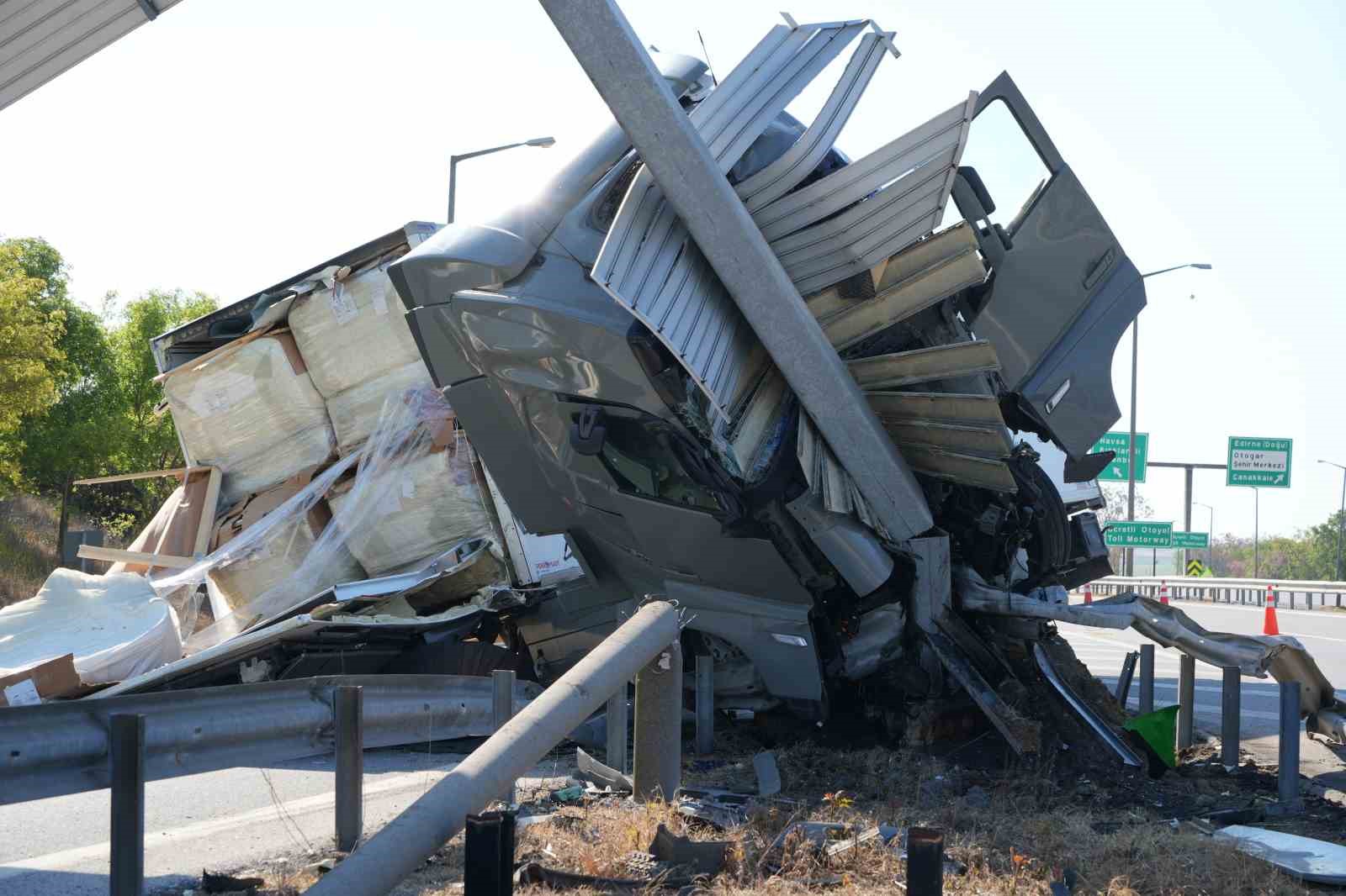 edirnede tir yon tabelasina carpti surucu yaralandi 6 mPQSzmwV