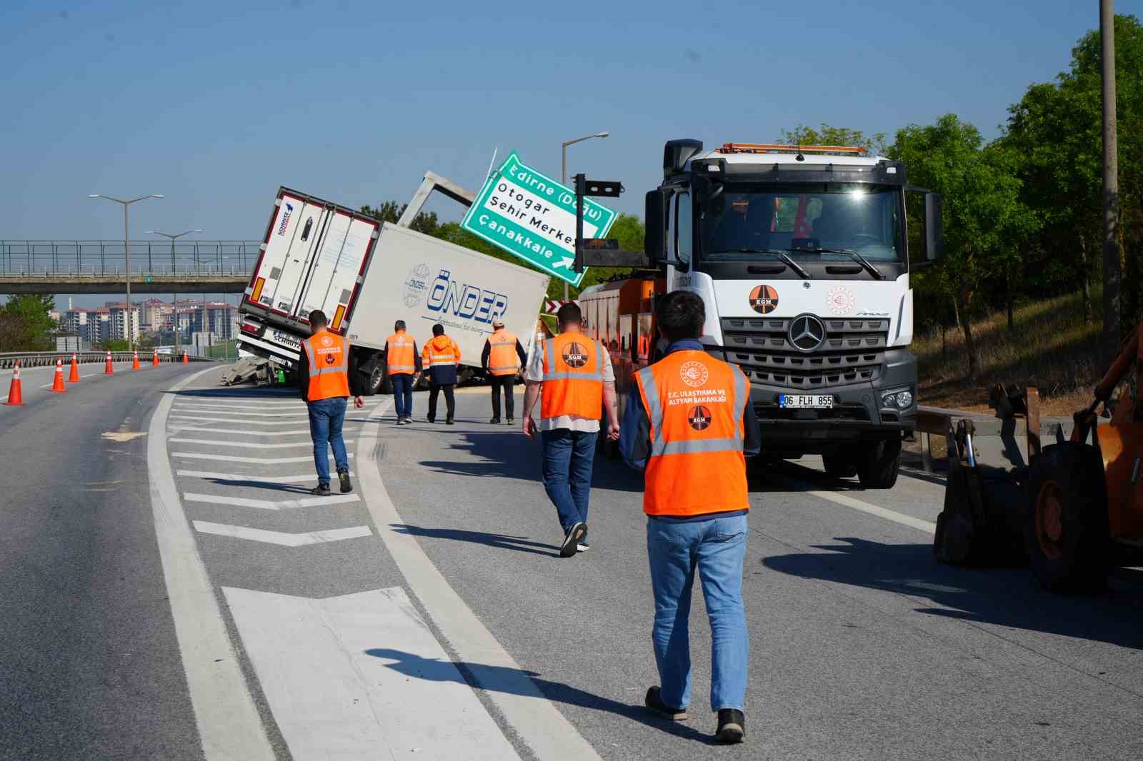 edirnede tir yon tabelasina carpti surucu yaralandi 7 XRUaCOf3