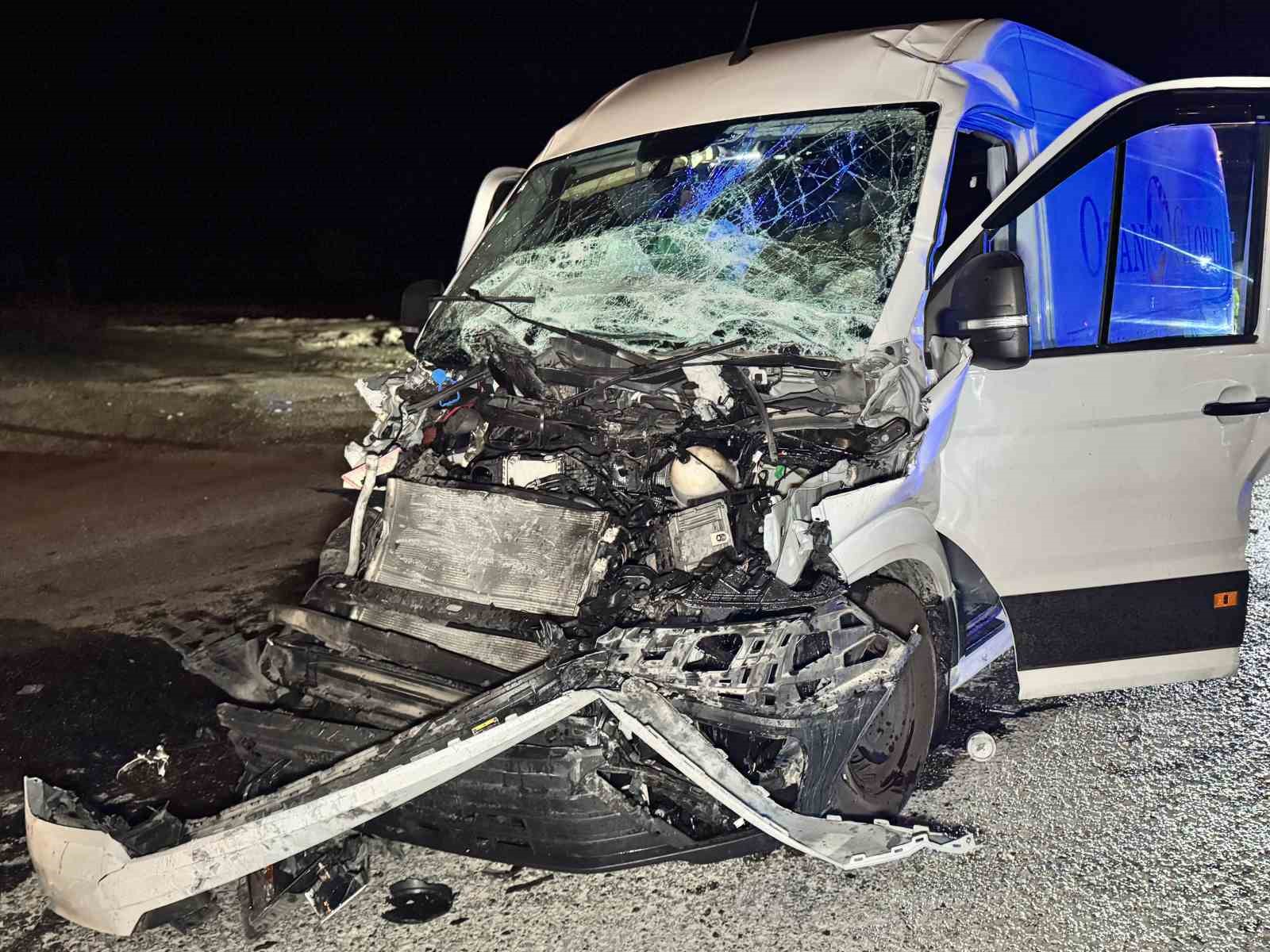 Edirne’de tıra çarpan panelvan hurdaya döndü 4 edirnede tira carpan panelvan hurdaya dondu 0 auFGOlFn
