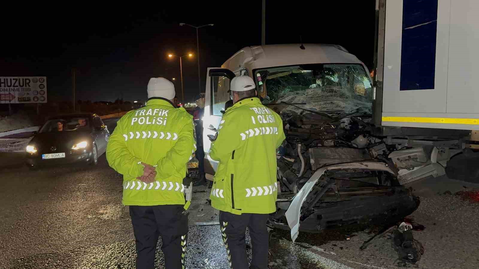 Edirne’de tıra çarpan panelvan hurdaya döndü 5 edirnede tira carpan panelvan hurdaya dondu 1