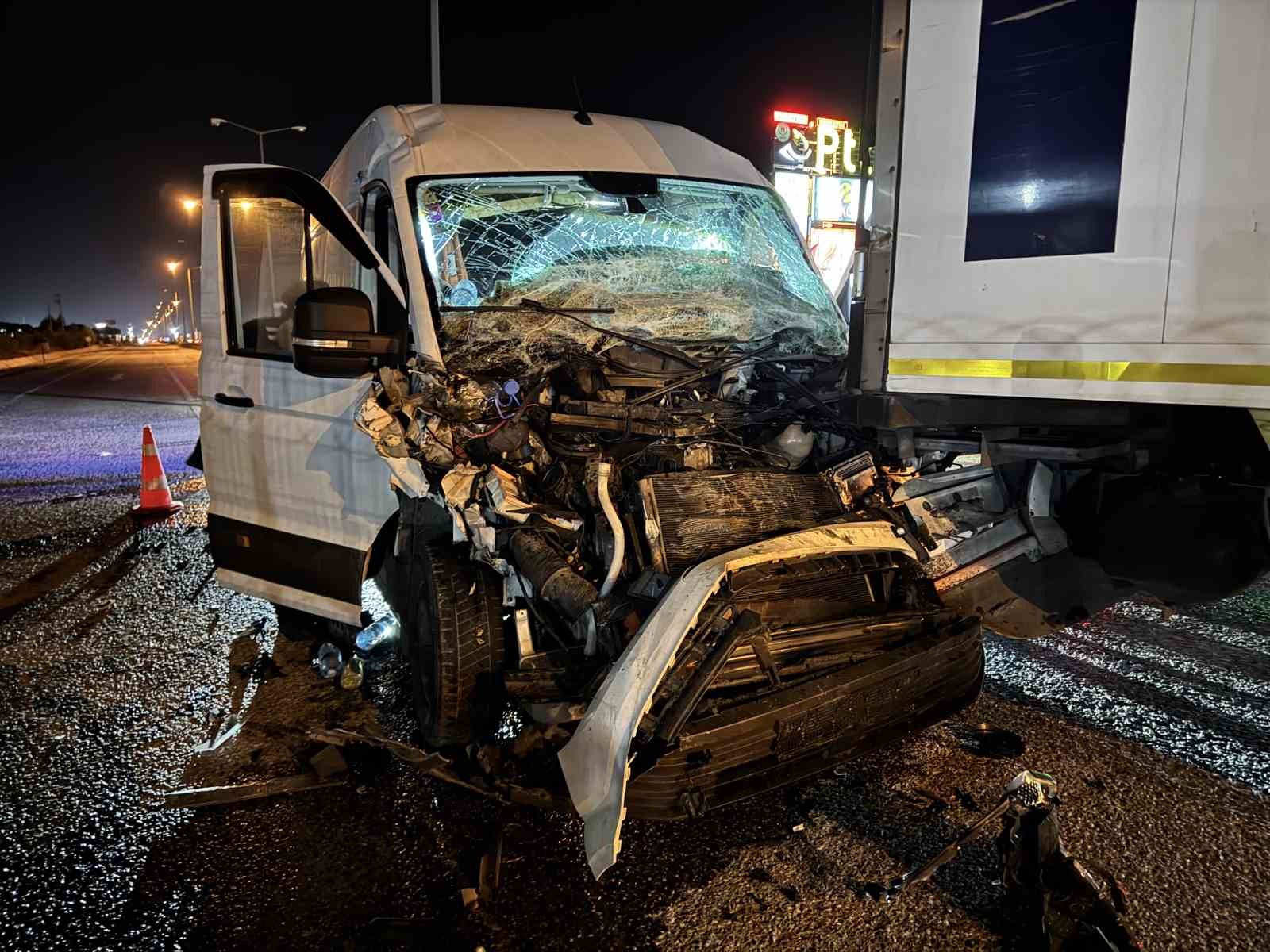 Edirne’de tıra çarpan panelvan hurdaya döndü 6 edirnede tira carpan panelvan hurdaya dondu 2 9UTawyNt