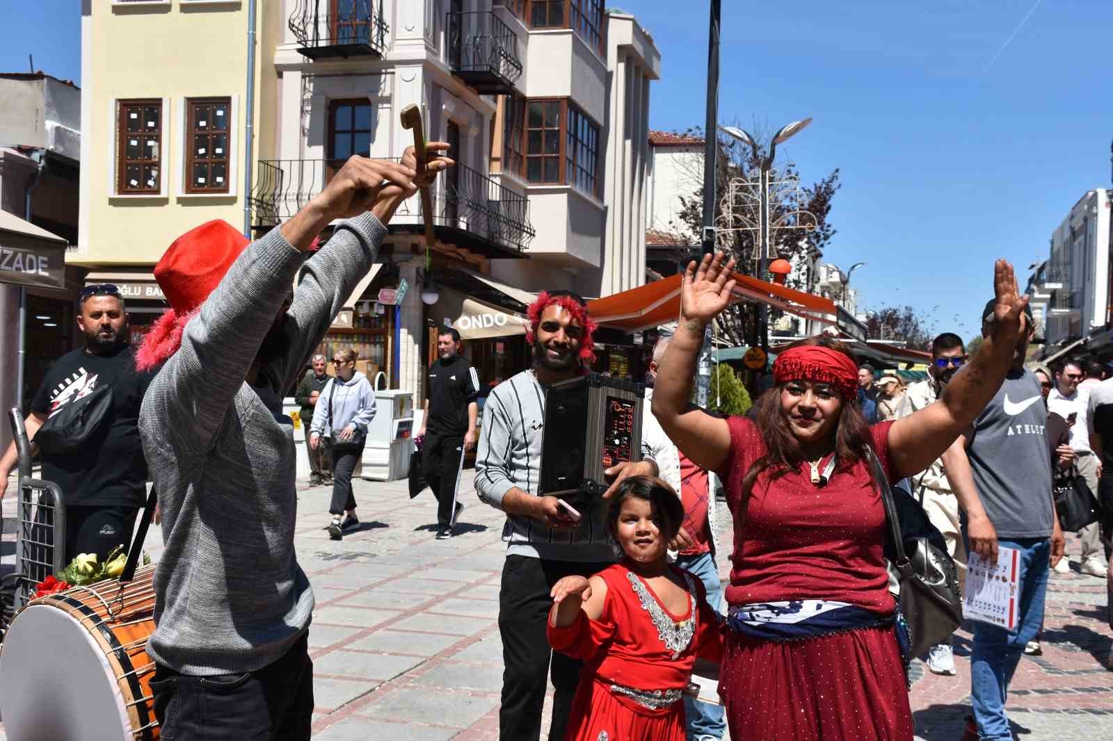 Edirne’de turistler romanların kakava davetine ortak oldu 6 edirnede turistler romanlarin kakava davetine ortak oldu 2 3RQEVGrU