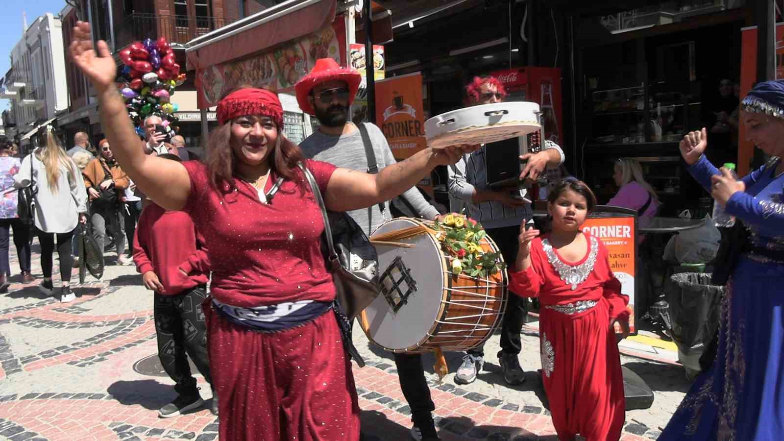 Edirne’de turistler romanların kakava davetine ortak oldu 9 edirnede turistler romanlarin kakava davetine ortak oldu 5 KG4IqLlG