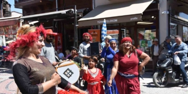 edirnede-turistler-romanlarin-kakava-davetine-ortak-oldu-7gwE3vYP.jpg