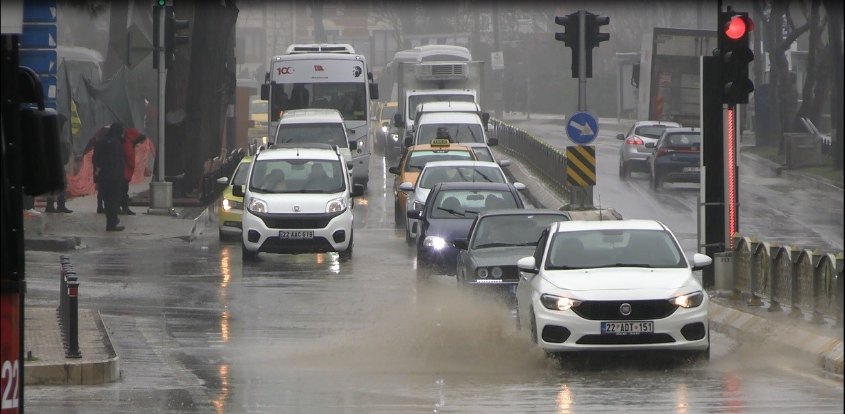 edirnede yagmur etkili oldu cadde ve sokaklar gole dondu 0
