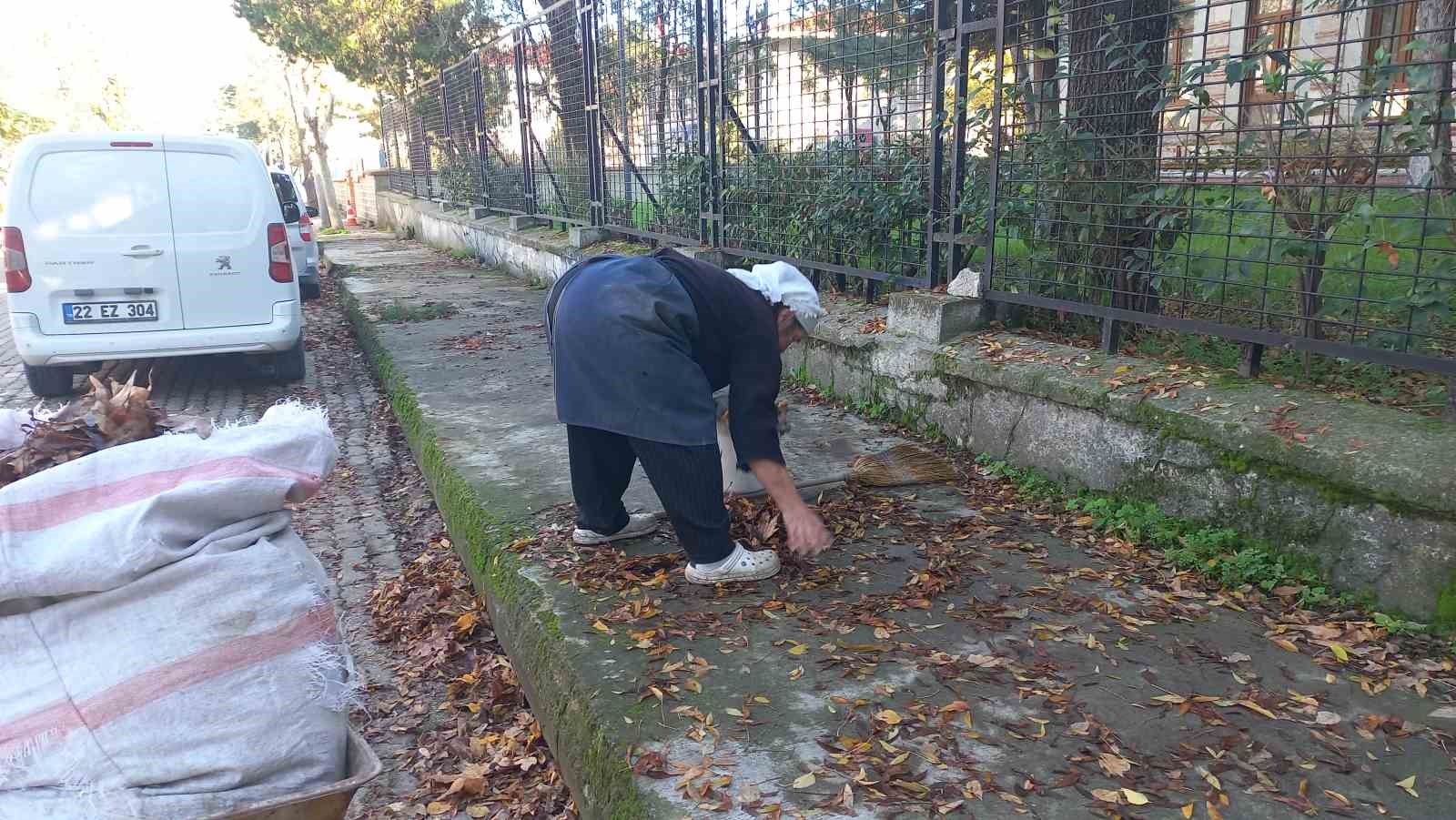 edirnede yasli kadin 34 yildir sonbaharda dusen yapraklari gubreye donusturuyor 1 vzdBgKp6